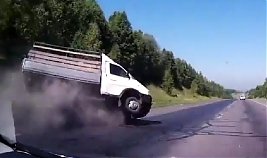 В Петербурге перевернулся грузовик