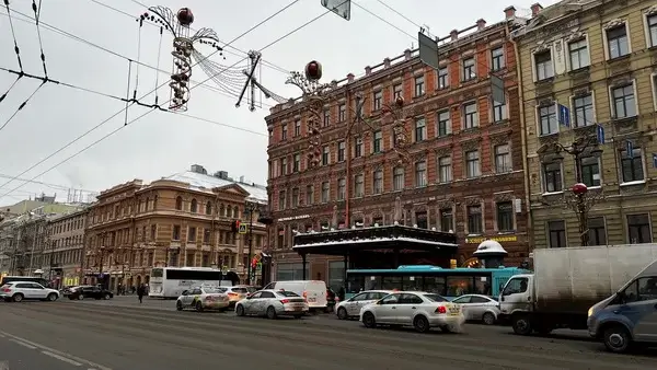 Количество жалоб на неубранный снег на дорогах Петербурга стремительно растет