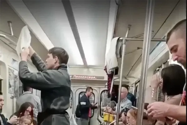 Житель Санкт-Петербурга решил посушить свое белье на поручнях метрополитена